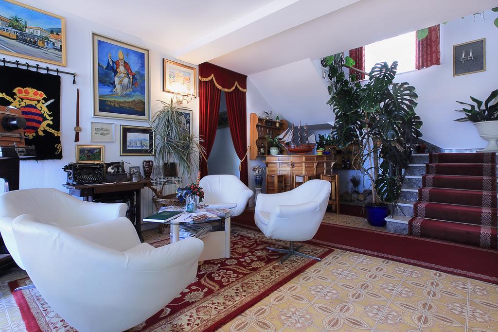 Gloria Apartment *
